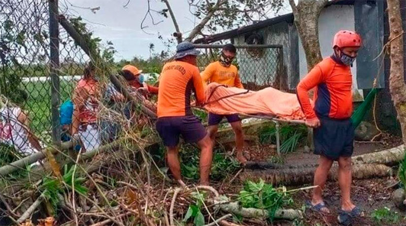 Víctima mortal de las inundaciones en Filipinas. Obtenido de https://www.trtworld.com/asia/deadly-typhoon-goni-damages-thousands-of-homes-in-philippines-41107 